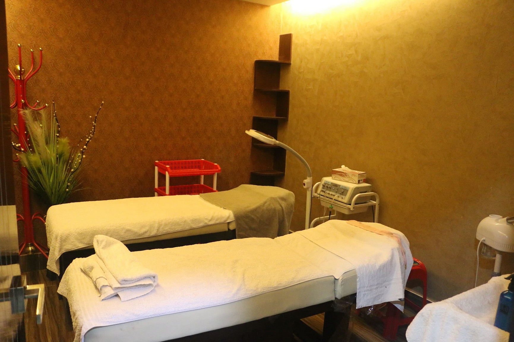 ScissorHand massage room image